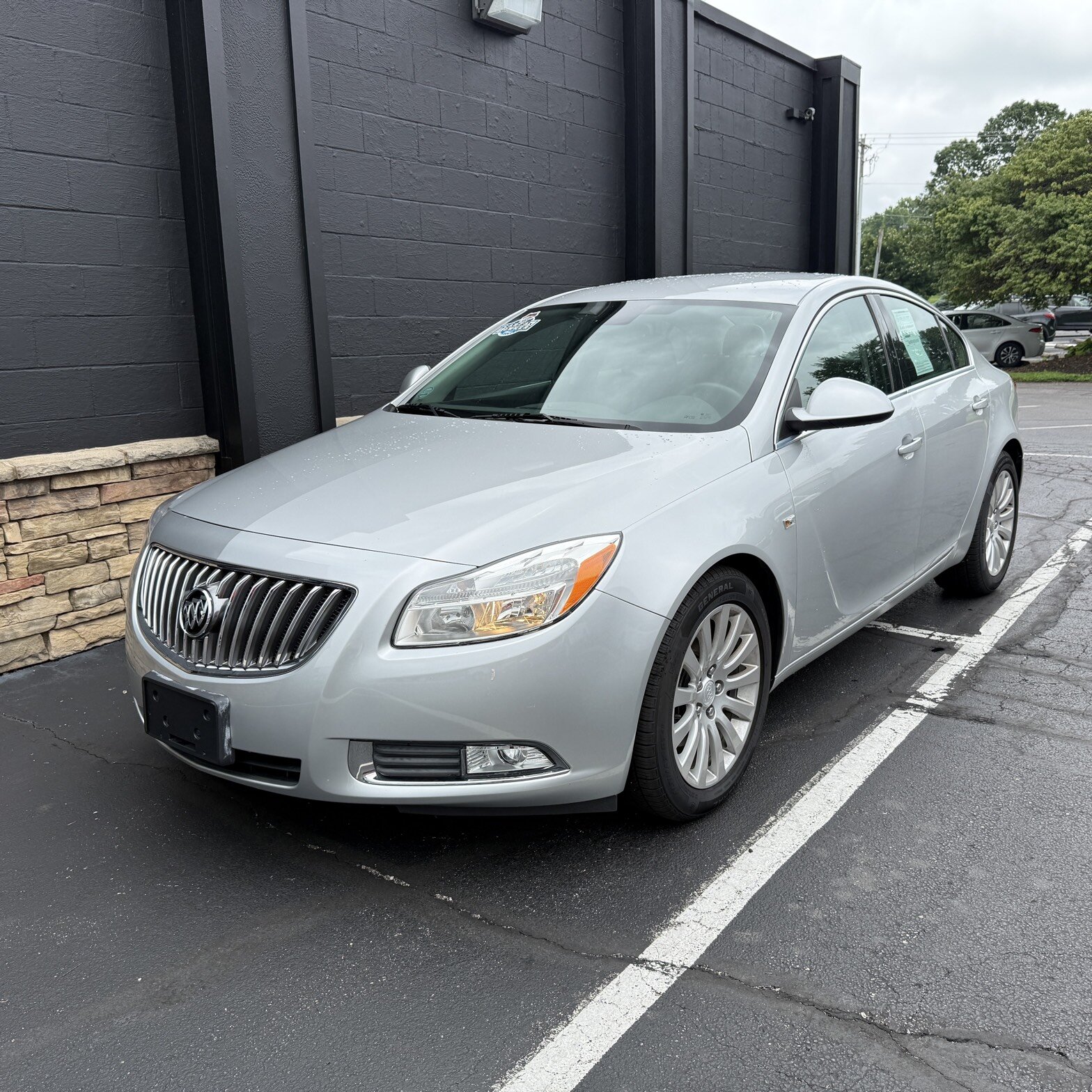 2011 Buick Regal - Thumbnail 2