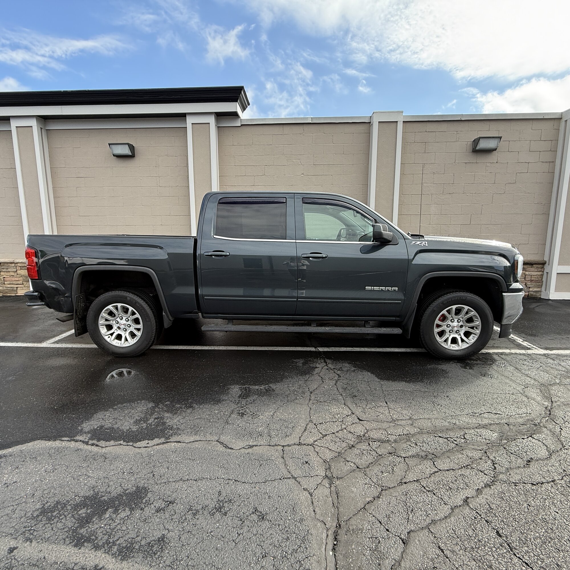 2017 GMC Sierra - Thumbnail 4