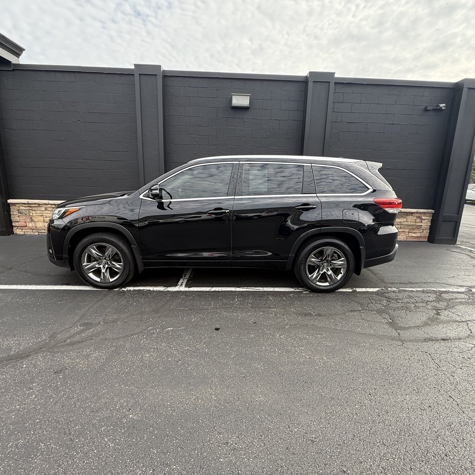 2017 Toyota Highlander - Thumbnail 4
