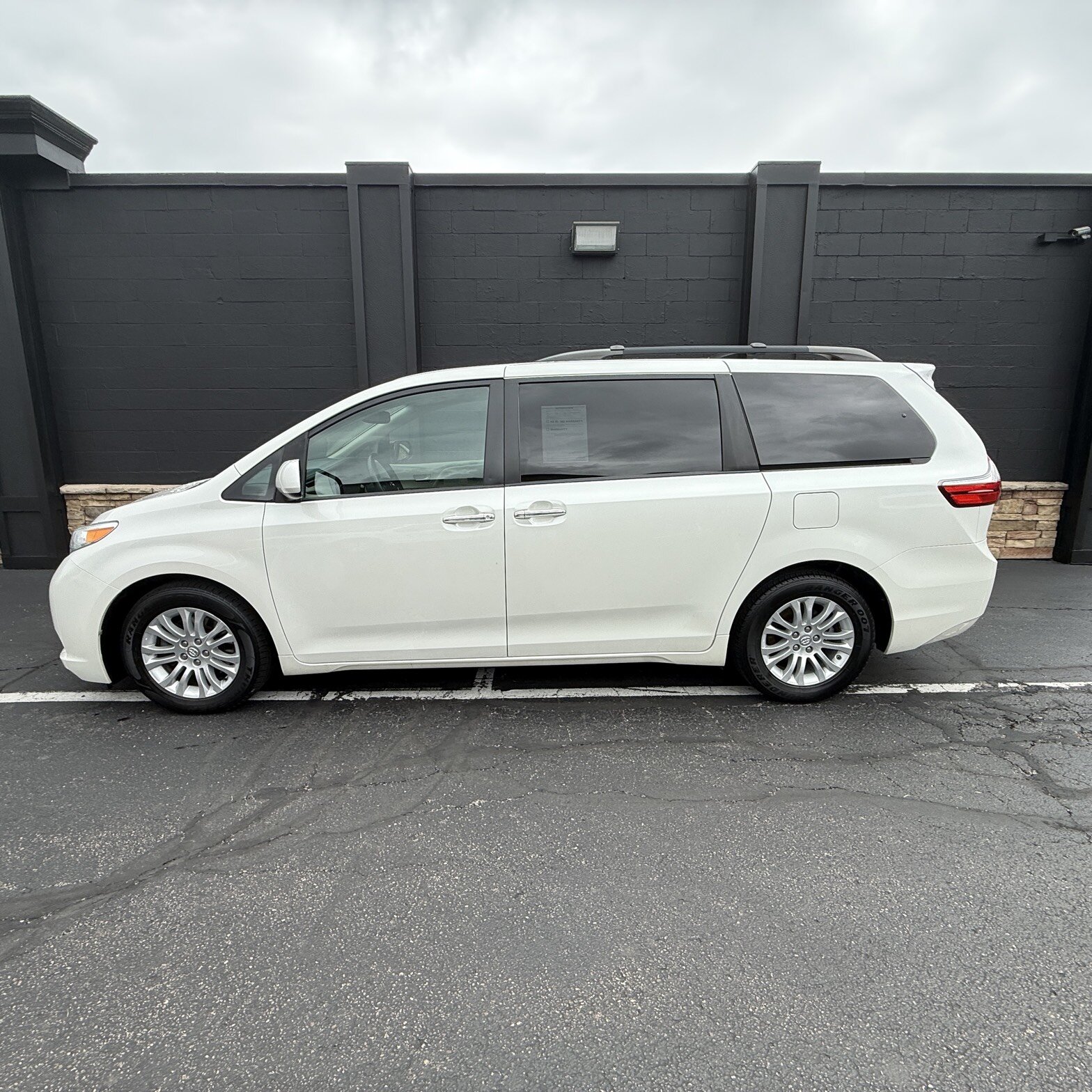 2017 Toyota Sienna - Image 1