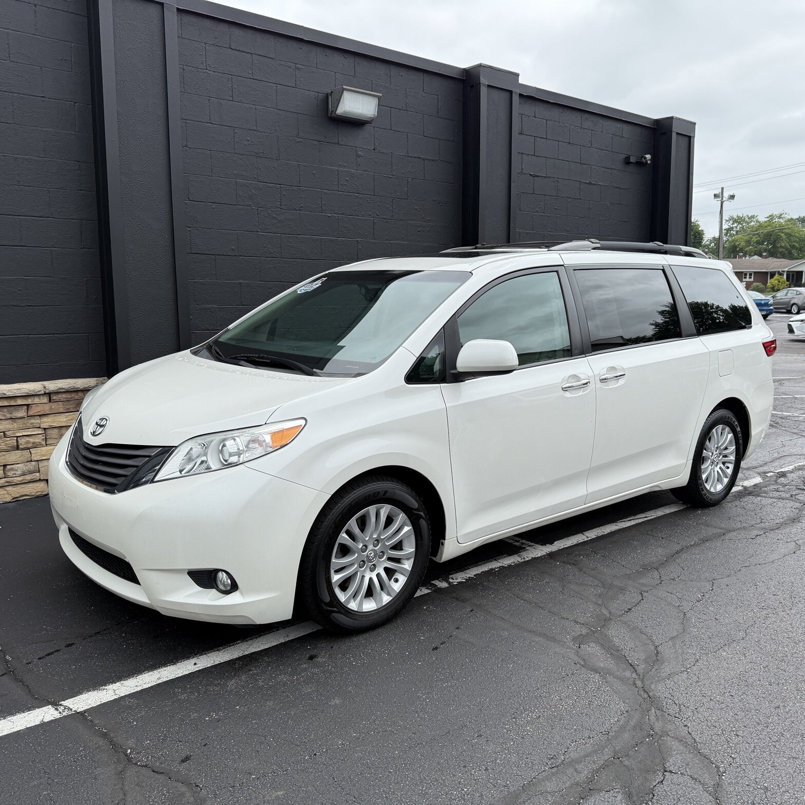 2017 Toyota Sienna - Thumbnail 2