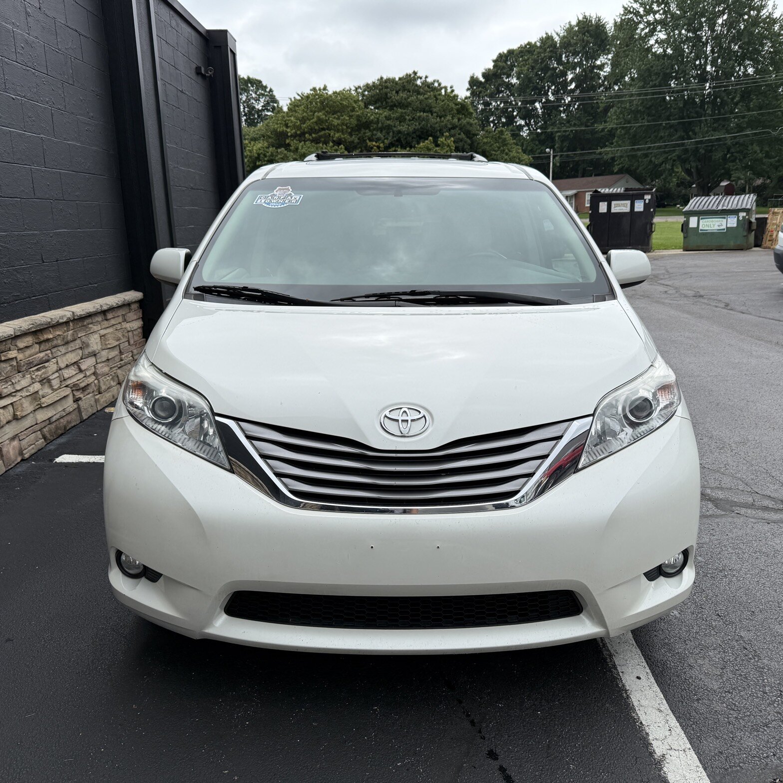 2017 Toyota Sienna - Thumbnail 3