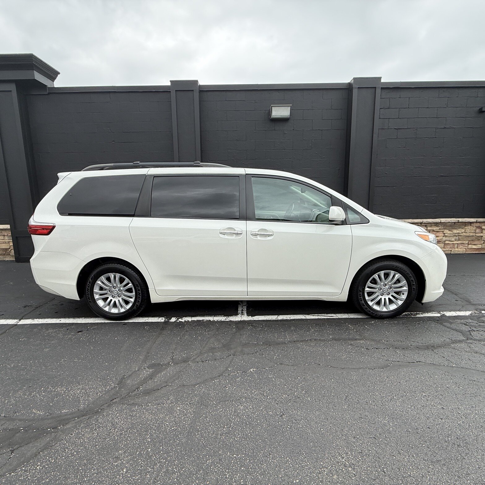 2017 Toyota Sienna - Thumbnail 4