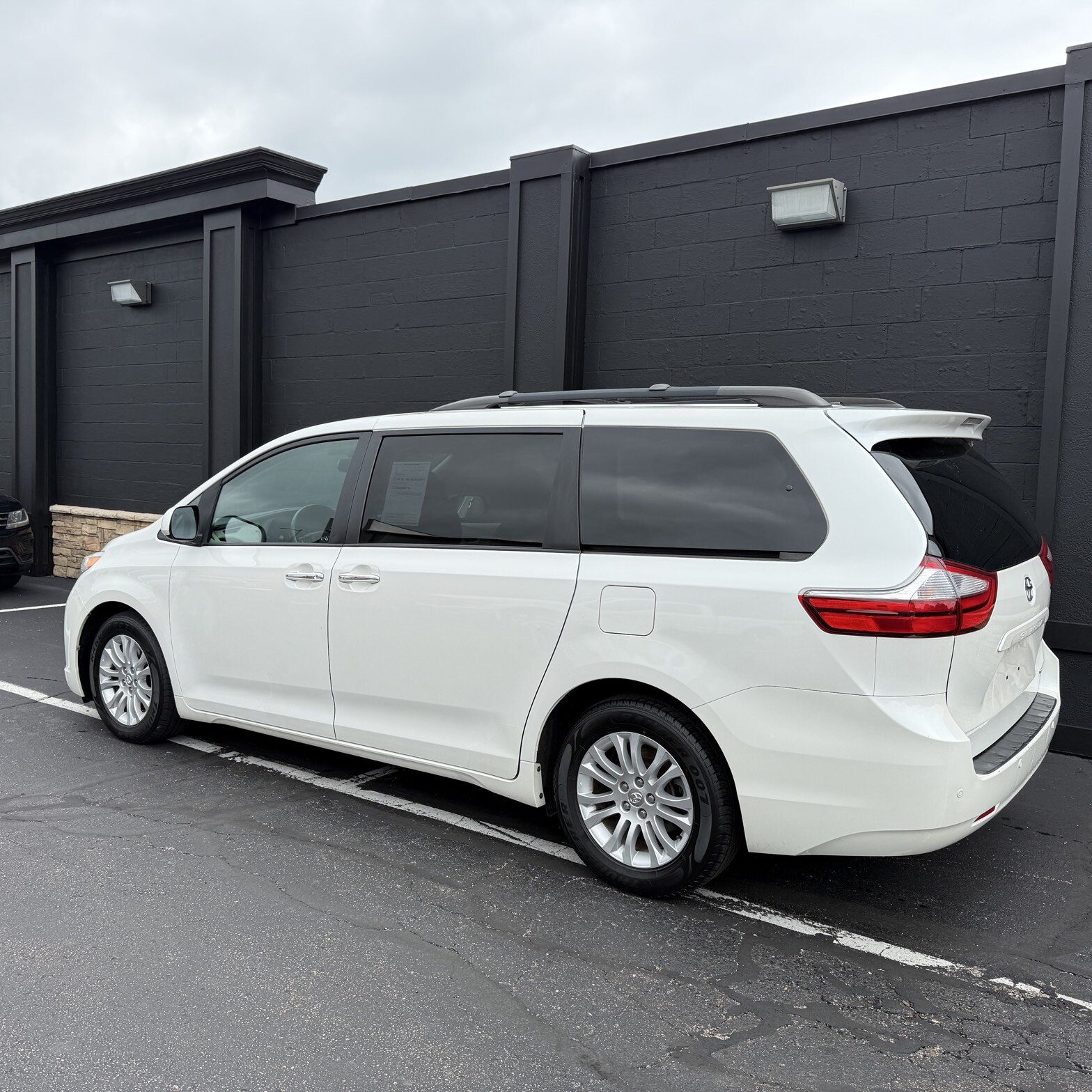 2017 Toyota Sienna - Thumbnail 5