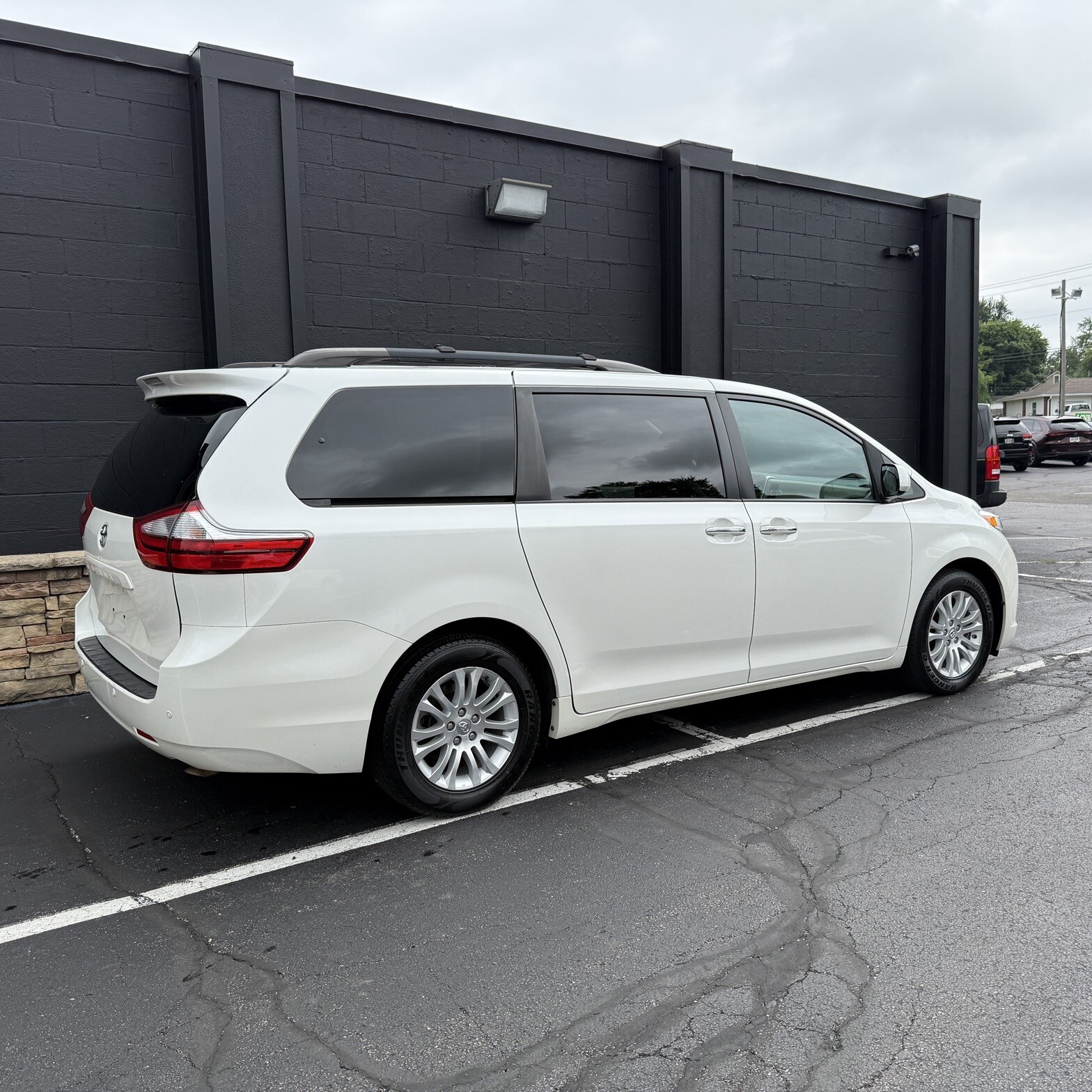 2017 Toyota Sienna - Thumbnail 6