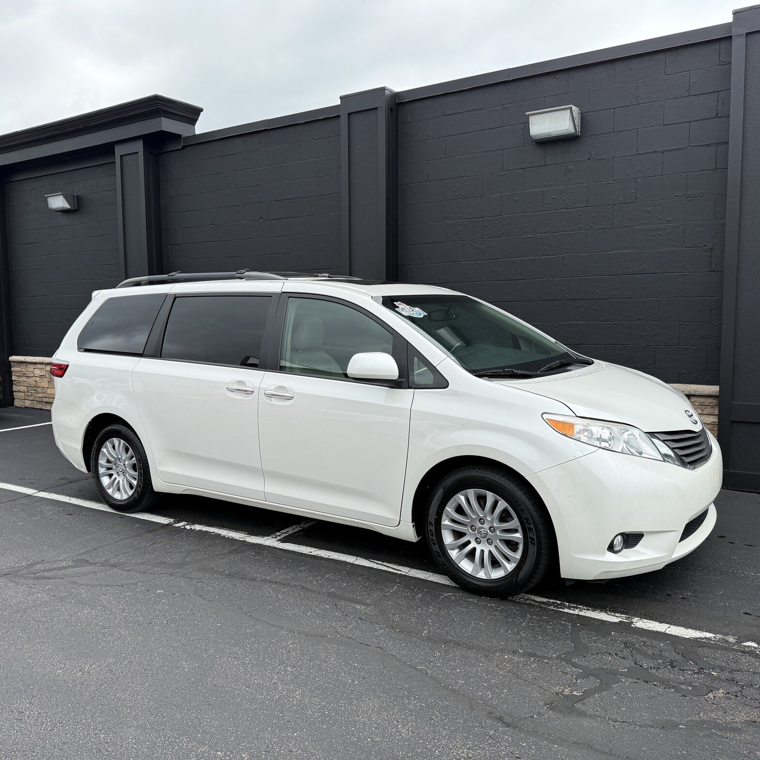2017 Toyota Sienna - Thumbnail 8