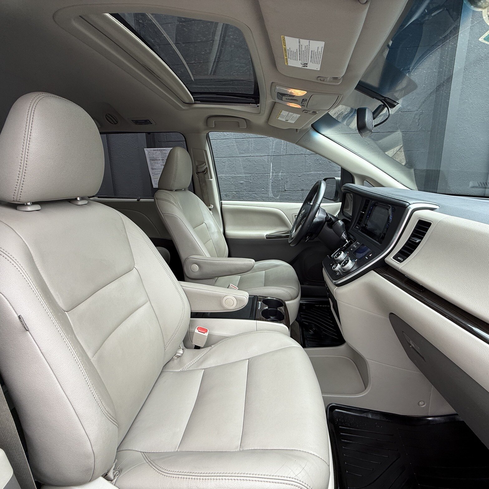2017 Toyota Sienna - Thumbnail 9