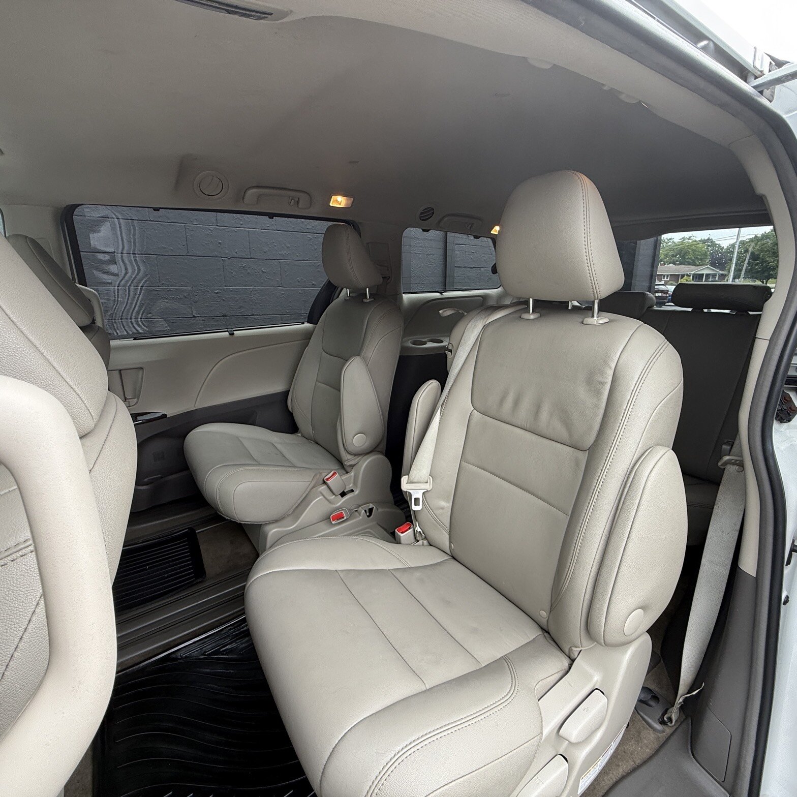 2017 Toyota Sienna - Thumbnail 10