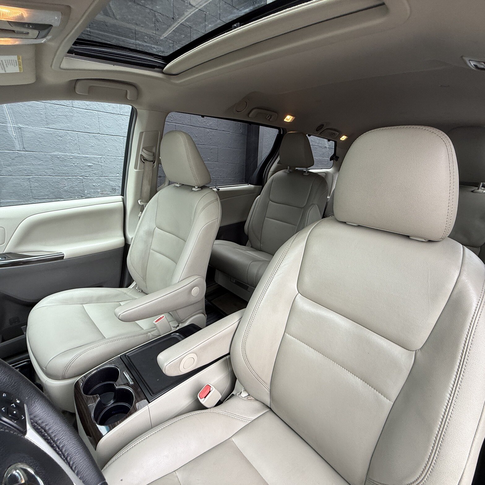 2017 Toyota Sienna - Thumbnail 11