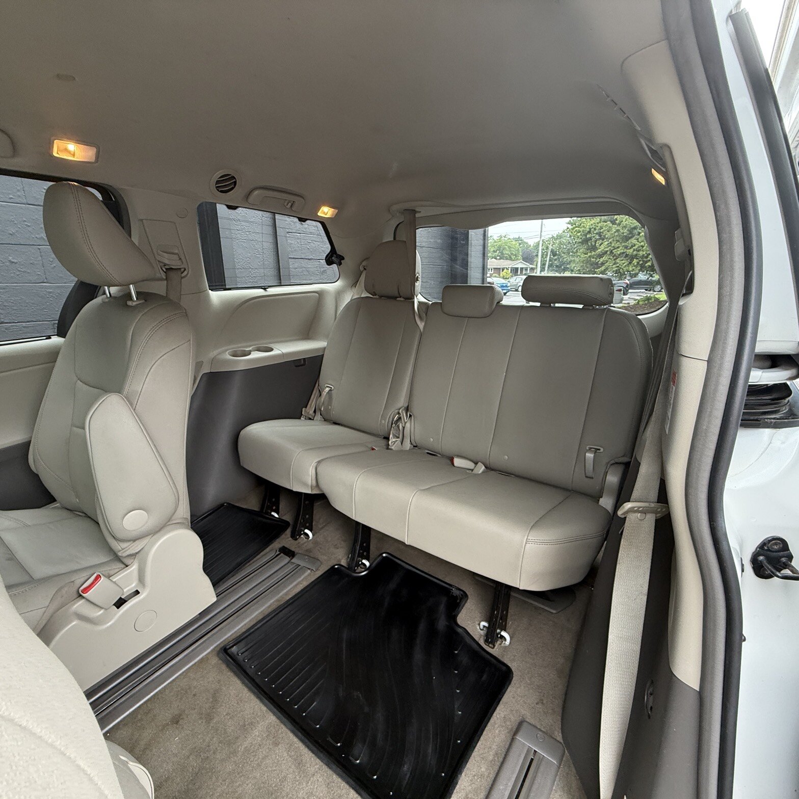 2017 Toyota Sienna - Thumbnail 13