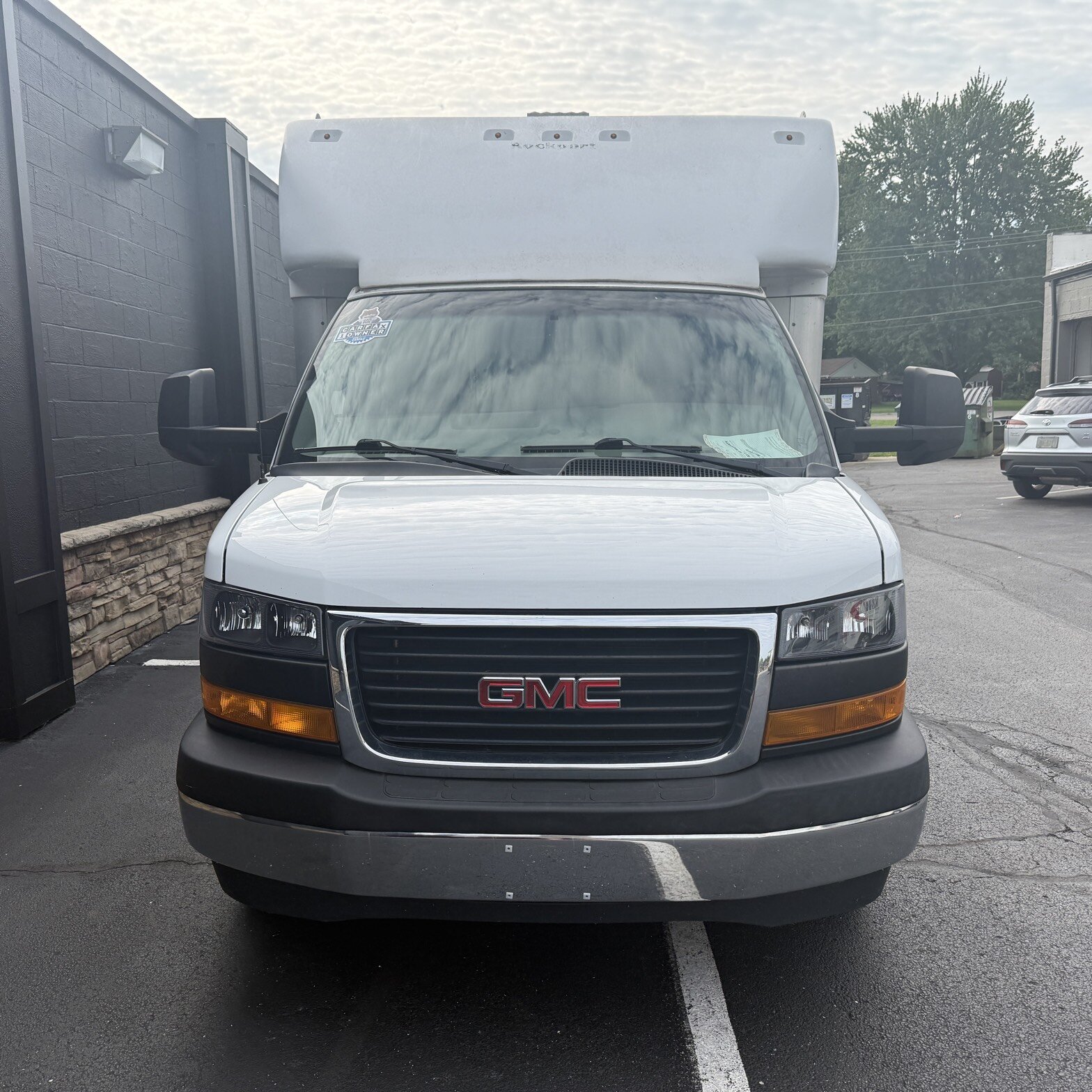 2018 GMC Savana 3500 - Thumbnail 2