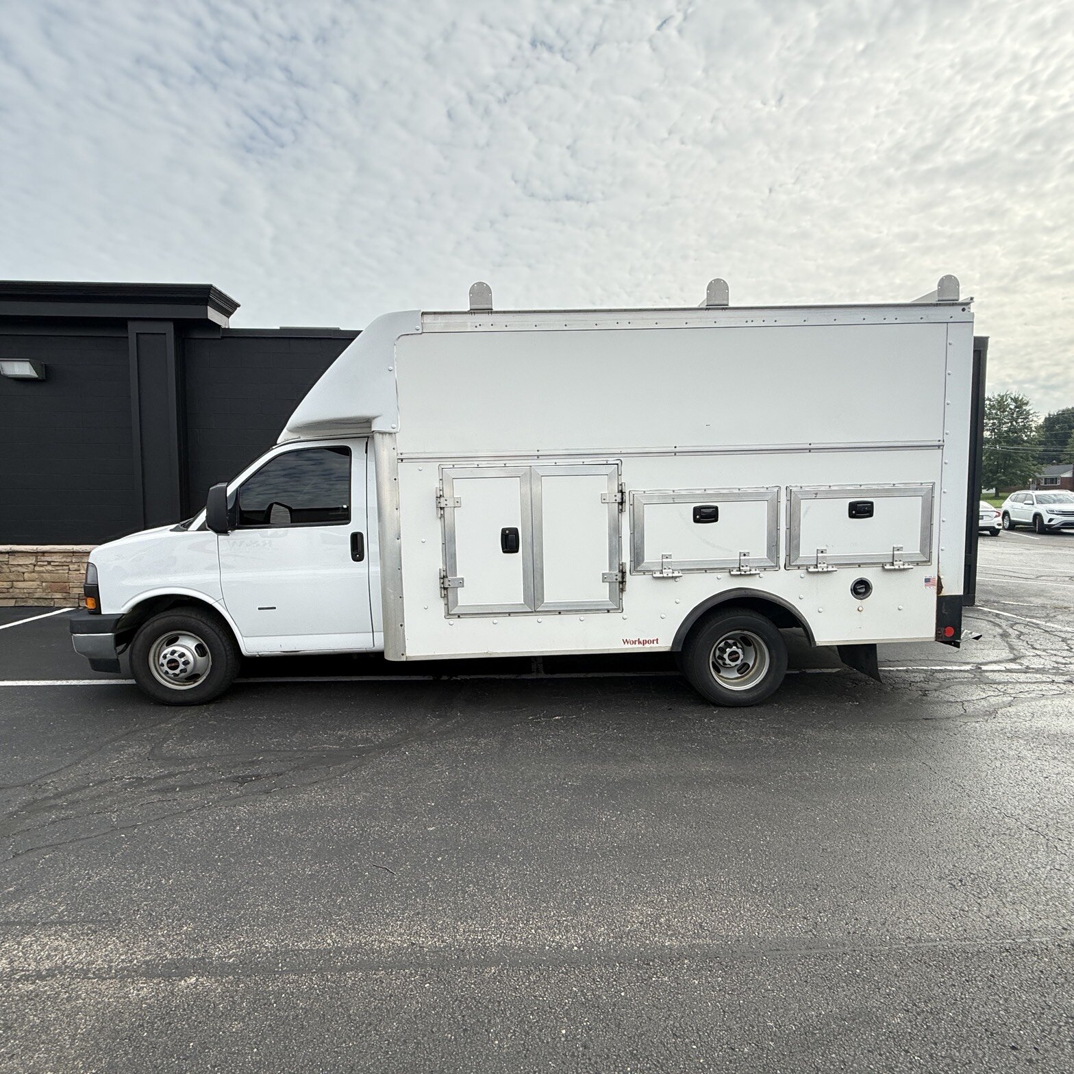 2018 GMC Savana 3500 - Thumbnail 3