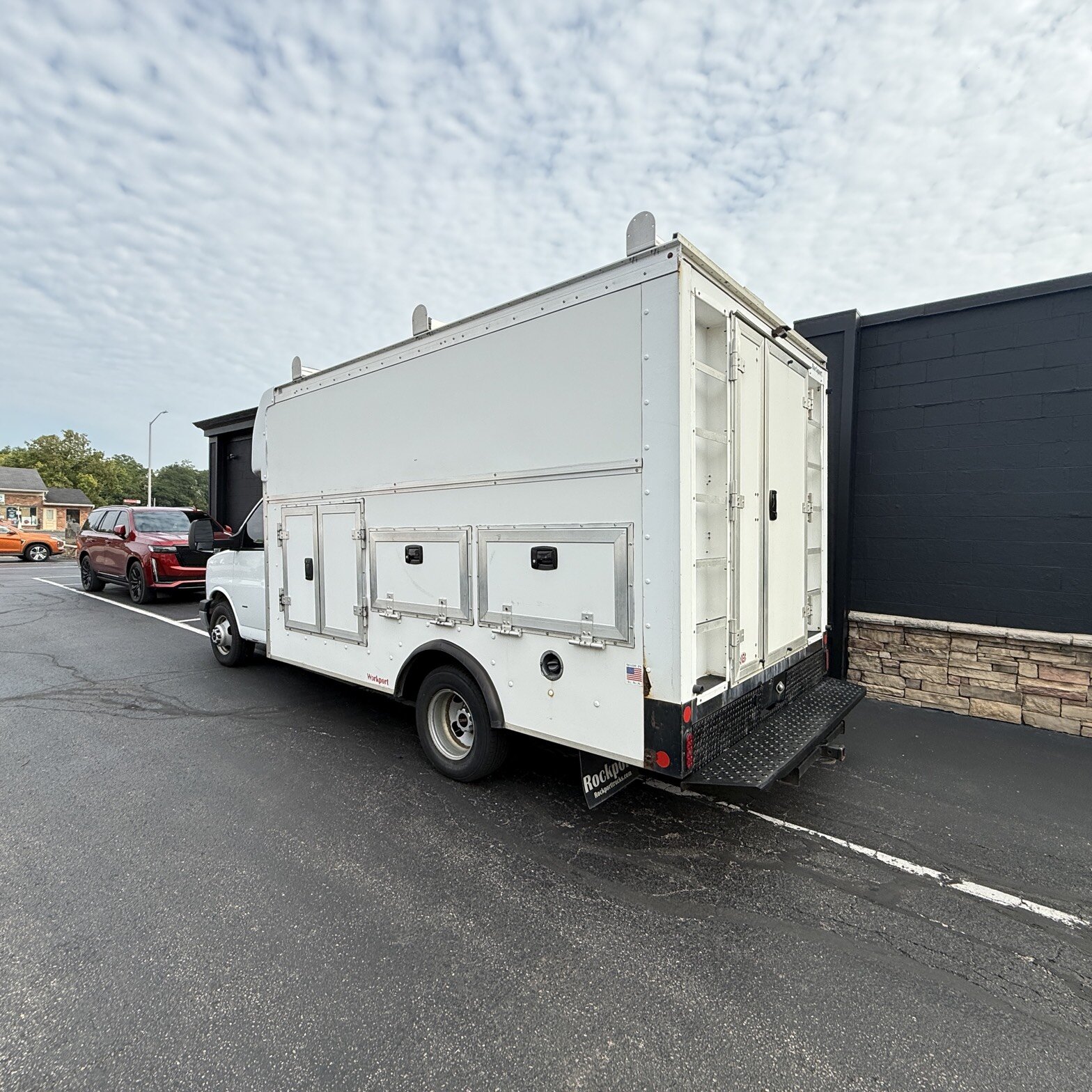 2018 GMC Savana 3500 - Thumbnail 4