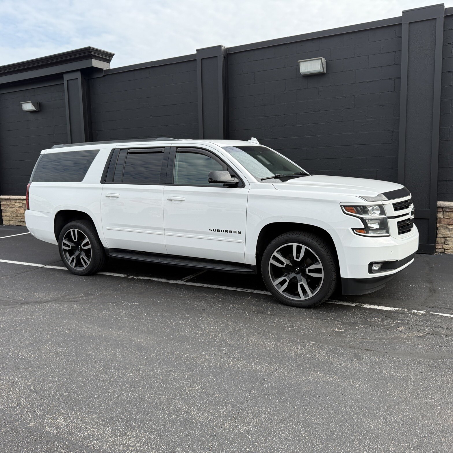 2019 Chevrolet Suburban - Thumbnail 3