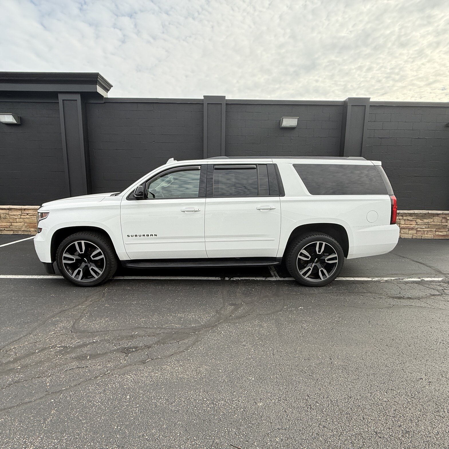2019 Chevrolet Suburban - Thumbnail 4