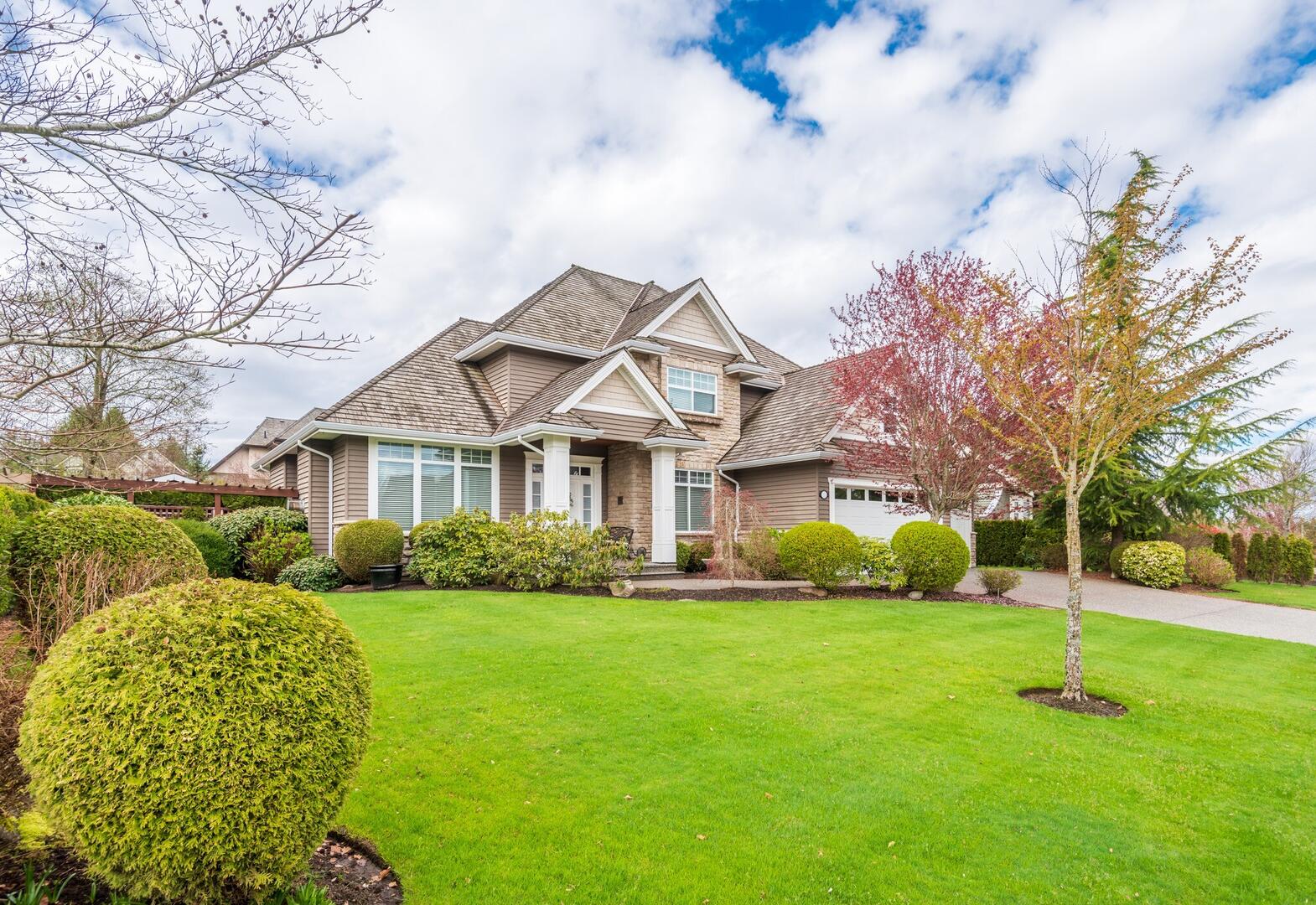 Lawn care service Lebanon Ohio — Towne Pest Control fertilization weed control aeration Warren County