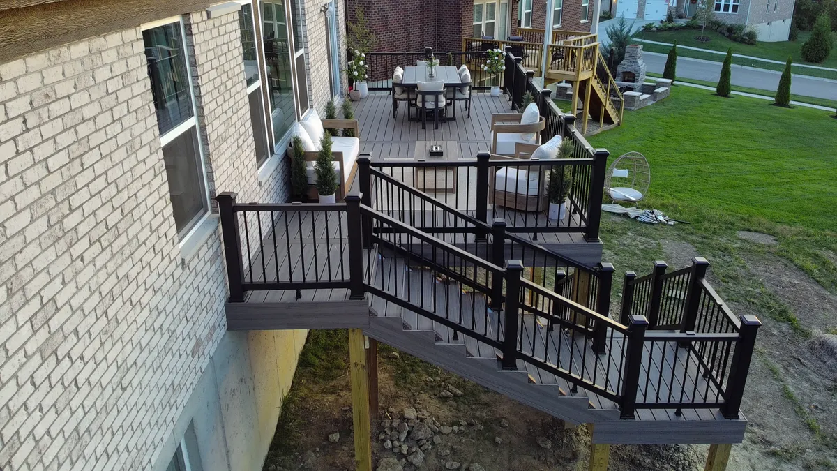 Composite Deck with Aluminum Rails